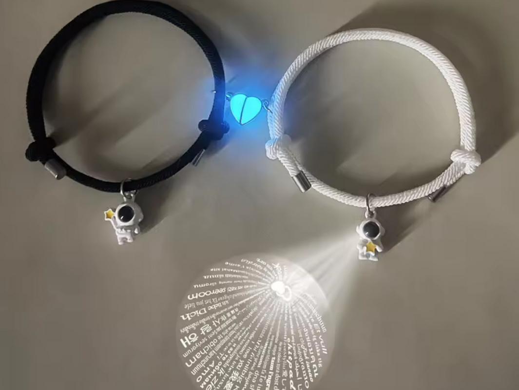 Pulsera de pareja astronauta “Te amo” en 100 idiomas – Diseño luminoso y magnético - Imagen 4
